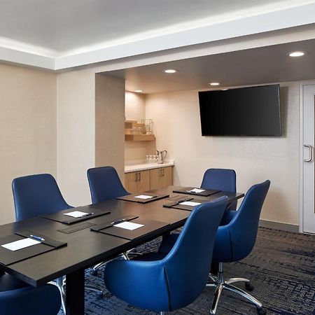 Sheraton Richmond Airport Hotel Сандстон Экстерьер фото