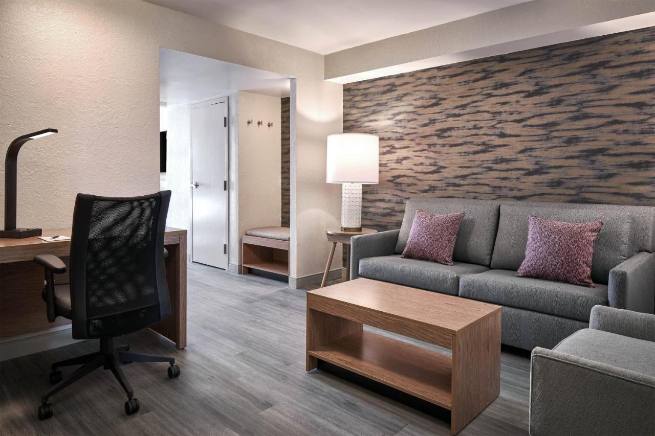 Sheraton Richmond Airport Hotel Сандстон Экстерьер фото