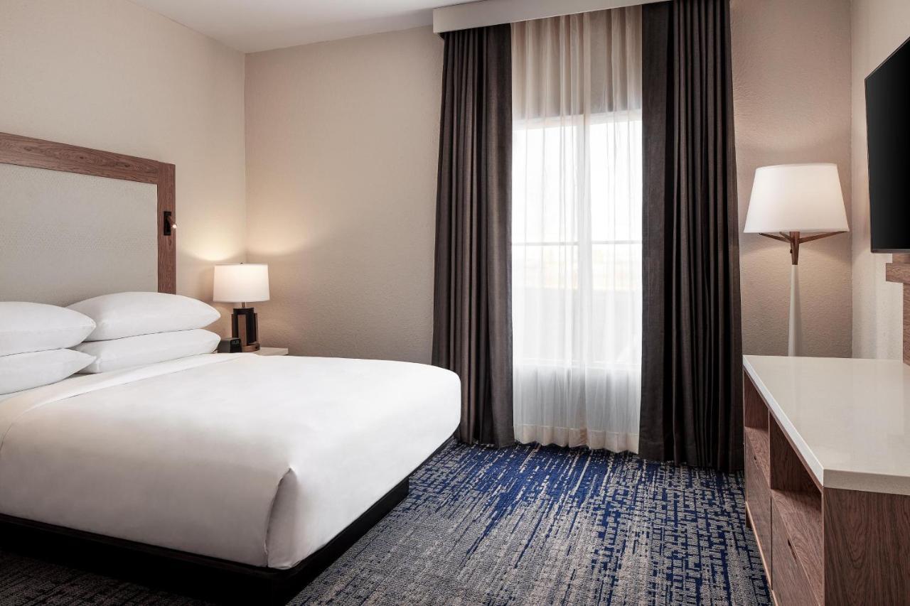 Sheraton Richmond Airport Hotel Сандстон Экстерьер фото