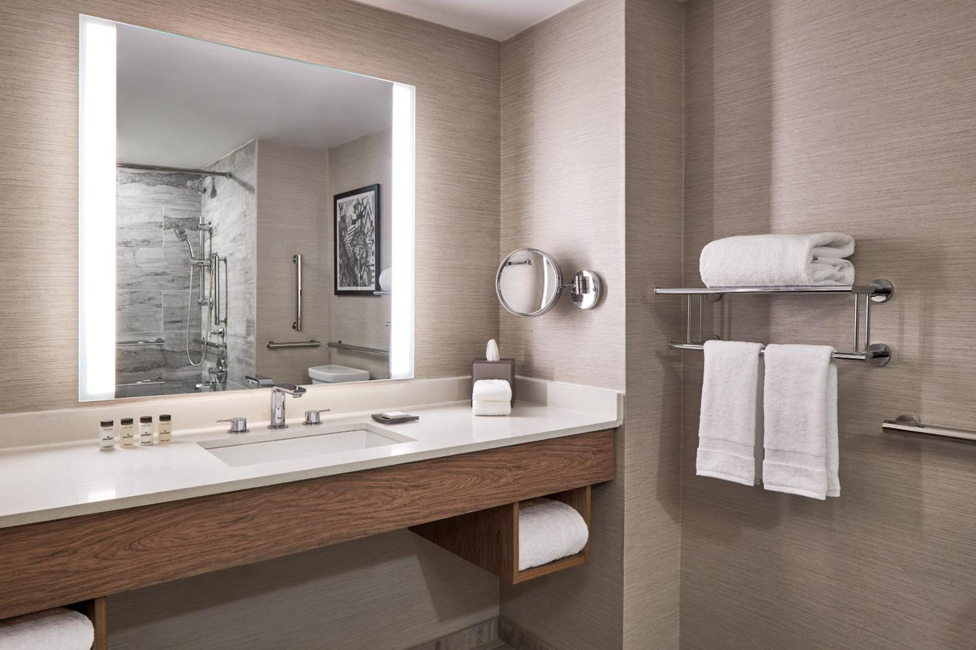 Sheraton Richmond Airport Hotel Сандстон Экстерьер фото