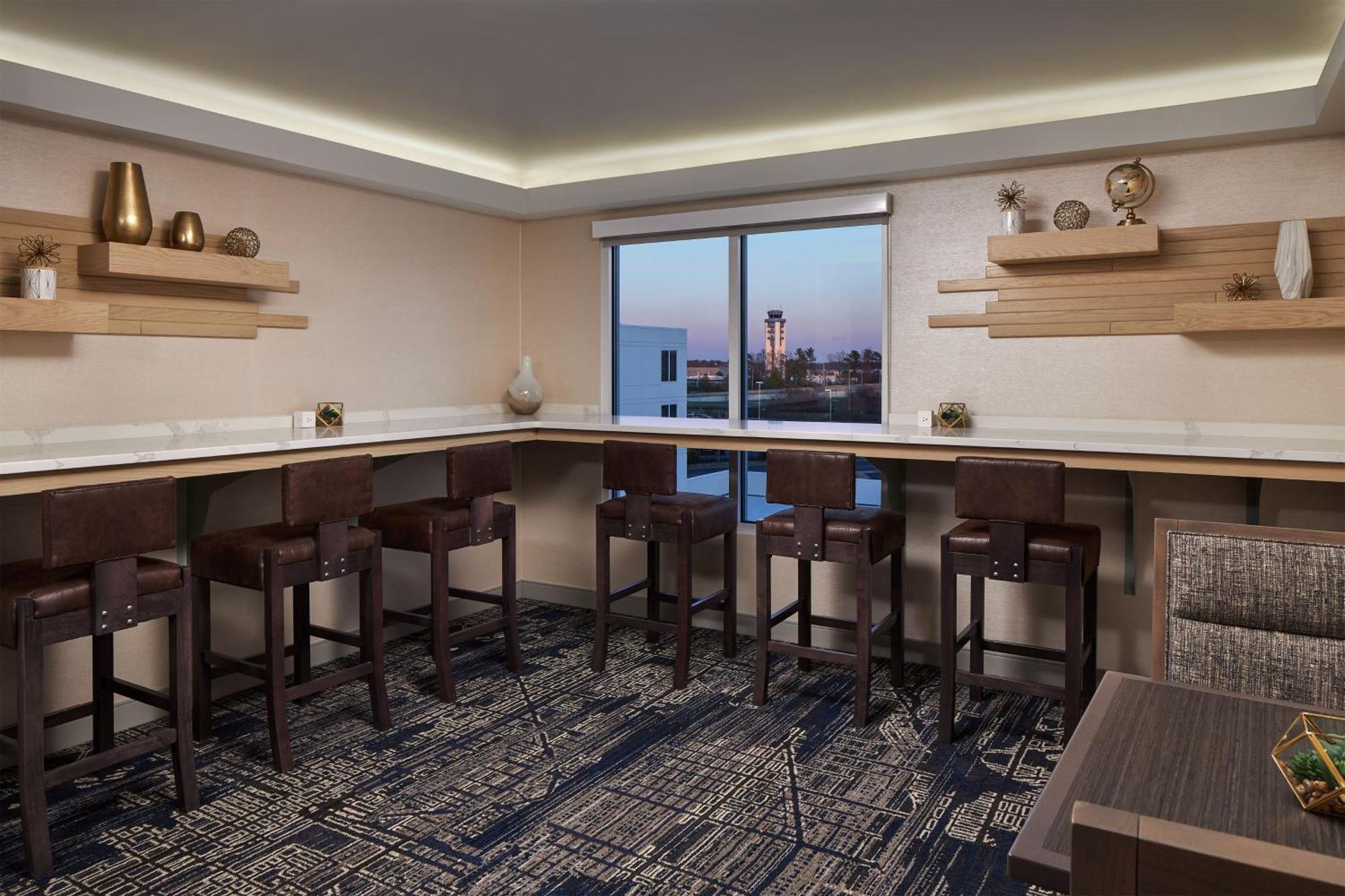 Sheraton Richmond Airport Hotel Сандстон Экстерьер фото
