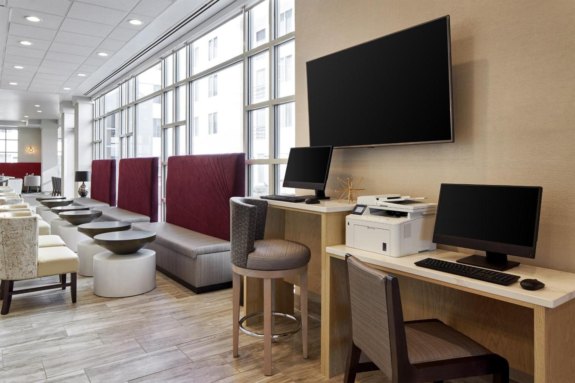Sheraton Richmond Airport Hotel Сандстон Экстерьер фото