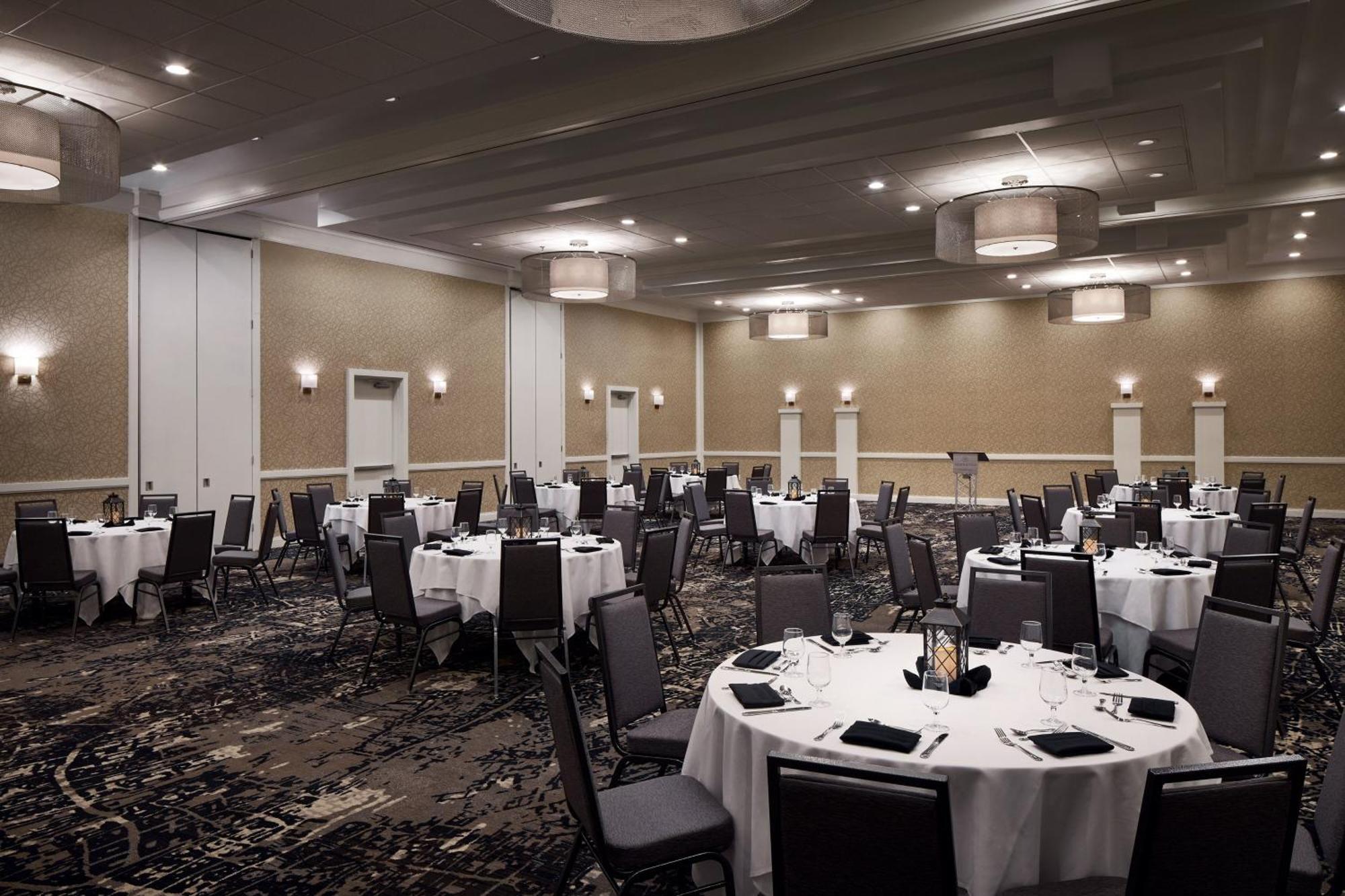 Sheraton Richmond Airport Hotel Сандстон Экстерьер фото