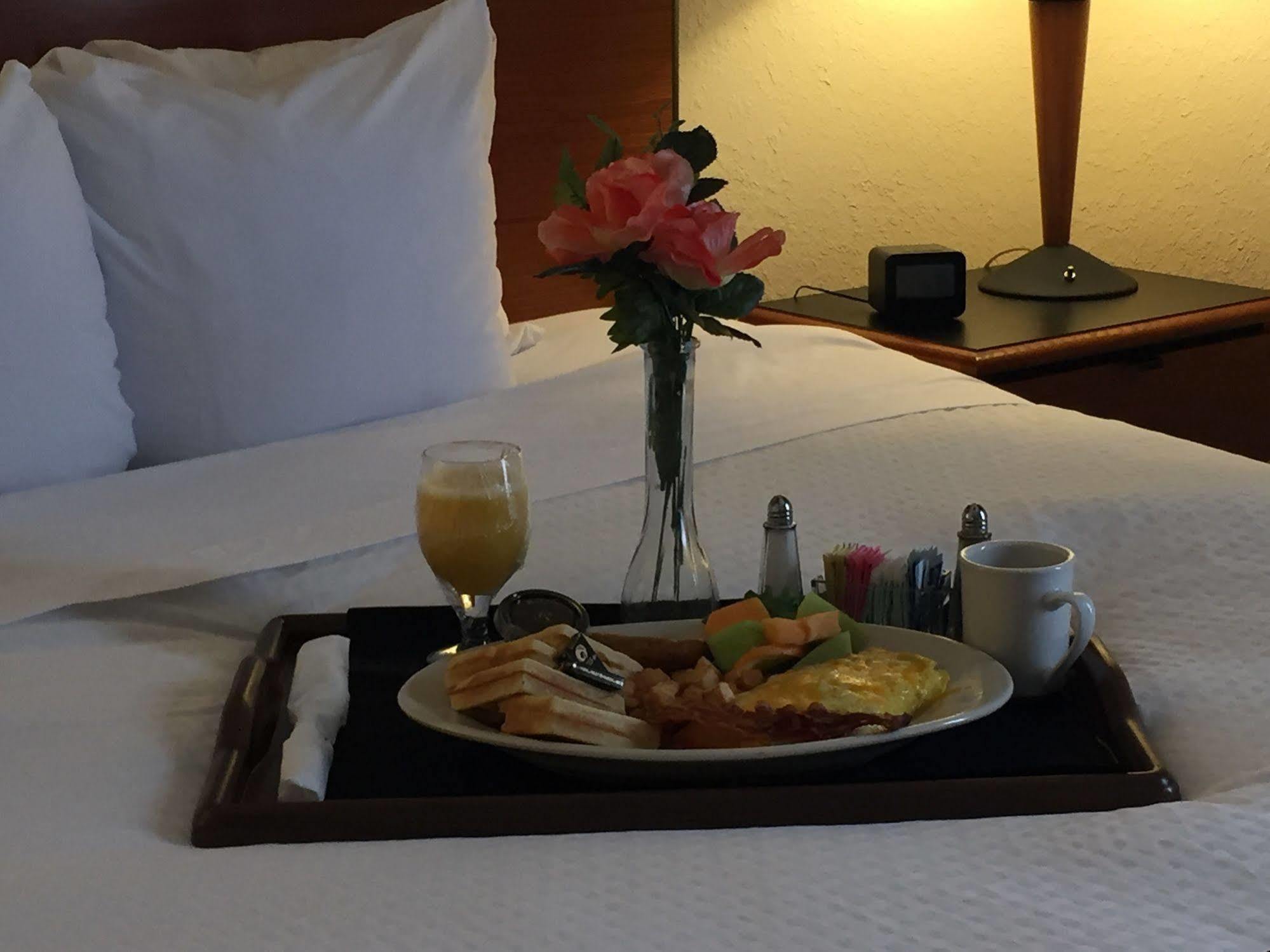 Sheraton Richmond Airport Hotel Сандстон Экстерьер фото