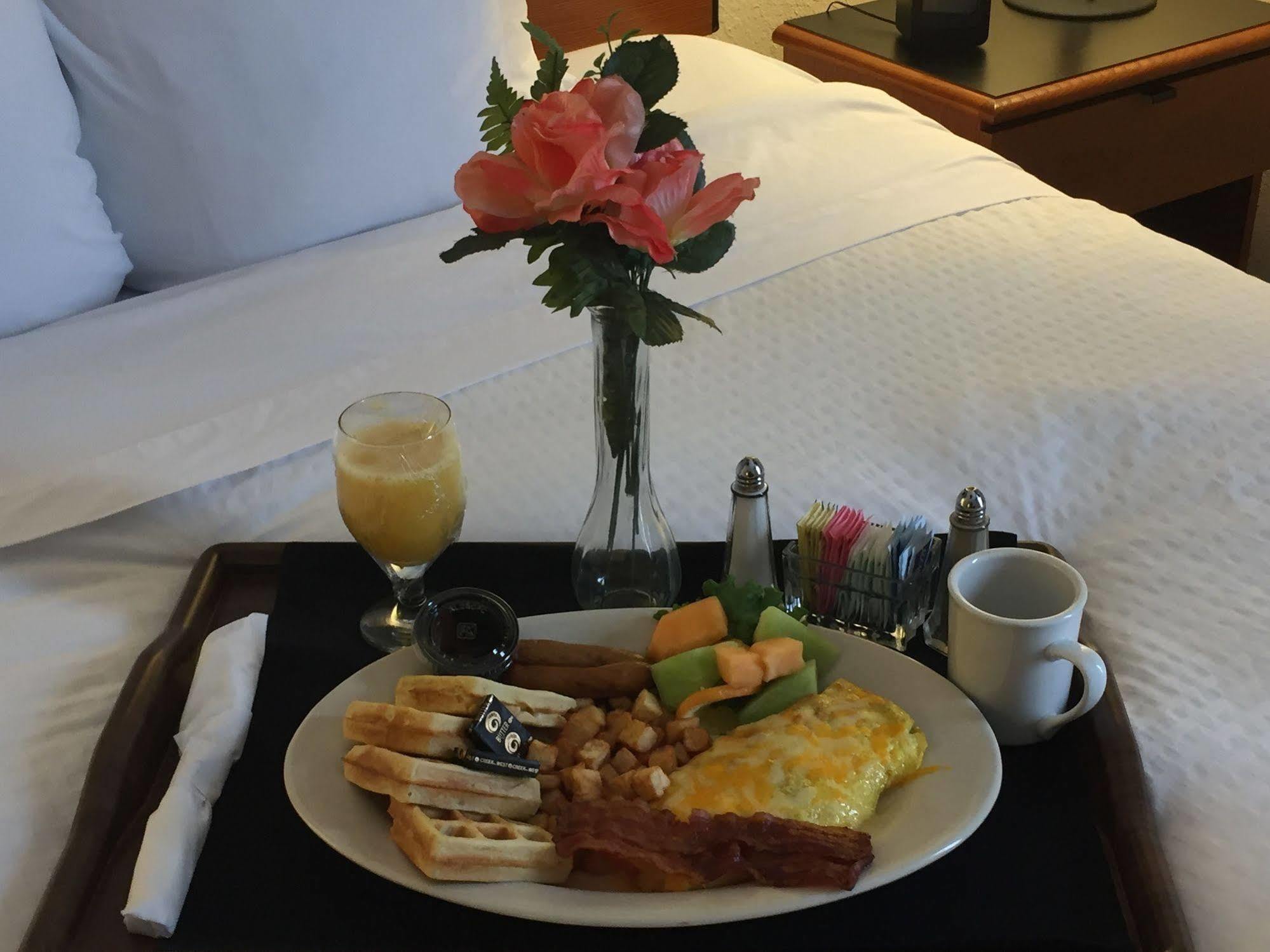 Sheraton Richmond Airport Hotel Сандстон Экстерьер фото