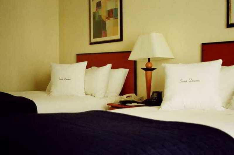 Sheraton Richmond Airport Hotel Сандстон Экстерьер фото